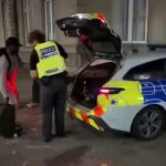 🇬🇧 Royaume-Uni : À Hull, la police dépose un migrant à l’hôtel Royal, centre d’accueil financé par les contribuables, tandis qu’un Britannique explose : « Notre pays est foutu ! » Les natifs attendent, les arrivants passent en priorité.