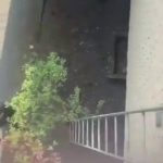 🇸🇪 Suède : Un intrus armé d’un couteau force l’entrée d’un domicile suédois en escaladant jusqu’au balcon. Au lieu de le précipiter au sol, le mari filme l’agression en direct. Quand la justice punit la défense plus que l’attaque, l’insécurité règne sans frein.