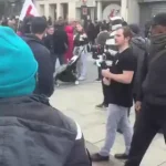 🇫🇷 France : Scandale à Saint-Denis ! Des militants d’extrême gauche harcelés et insultés le média Frontières lors d’un rassemblement contre le racisme, criant « pas de fachos chez nous » avant de l’exfiltrer pour sa sécurité. La tolérance sélective de la gauche expose sa vraie nature !