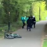 🇬🇧 Royaume-Uni : À Leicester, deux agresseurs armés de couteaux déguisés en livreurs Deliveroo ont attaqué et volé un homme dans un parc. La vidéo les capture jetant leur couteau dans les buissons en fuyant. Recherchés activement, ce cas expose une faille sécuritaire dans les livraisons urbaines.