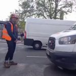 🇬🇧 Royaume-Uni : À Londres, des activistes Just Stop Oil bloquent la route ; des centaines de Britanniques coincés sans pouvoir aller travailler. Police : inaction totale. Un citoyen ose dégager la voie : intervention immédiate contre lui.