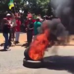 🇿🇦 Afrique du Sud – 🇫🇷 France : Vidéo News24 montre une foule en Afrique du Sud scandant « Kill the Boer » au milieu de pneus en feu et d’un homme au sol. Silence radio total des médias français. Le racisme anti-blanc n’entre pas dans le cadre du récit dominant.