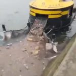 🇬🇱 Monde : Un robot autonome ramasse les déchets dans les rivières et mers polluées par l’homme, pendant que l’IA générative inonde le marché de « créations » artistiques souvent médiocres et mal étiquetées.