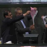 🇺🇸 États-Unis – 🇮🇷 Iran : Les députés iraniens brûlent le drapeau américain au Parlement en scandant « Mort à l’Amérique » et profèrent des menaces nucléaires contre le sol américain ! Trump ne commence pas une guerre, il achève celle lancée depuis des décennies par le régime iranien, protégeant enfin les États-Unis des provocations répétées.