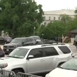 🇬🇧 Royaume-Uni – 🇺🇸 États-Unis : Le Secret Service américain dépense des dizaines de milliers de dollars par heure pour protéger Charles III et Camilla, qui se baladent pourtant en BMW blindée vitres grandes ouvertes.