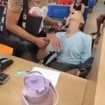 🇧🇷 Brésil : CHOC 😳 Femme traîne son oncle mort en fauteuil roulant jusqu’à une agence Itaú pour lui faire signer un prêt de 17 000 reais, rigidité cadavérique et absence de signes vitaux constatées par les caméras et le SAMU qui confirme le décès depuis plusieurs heures.