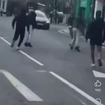 🇬🇧 Royaume-Uni : À Sunderland, une vidéo virale montre des bandes d’hommes étrangers s’affronter violemment avec des armes en plein centre-ville, scène de plus en plus courante. La gauche radicale qualifie cela de « diversité culturelle ». Les résidents britanniques en paient le prix fort dans leur quotidien.
