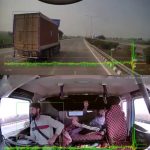 🇮🇳 Inde : IMPENSABLE 😶 Sur une autoroute indienne, un poids lourd à 70 km/h fonce droit dans un barrage de péage sans freiner ni manœuvrer malgré les gesticulations et cris du passager : le conducteur reste impassible jusqu’à l’impact.