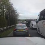 🇮🇪 Irlande : Des centaines de tracteurs et camions bloquent complètement Donegal : les agriculteurs et transporteurs irlandais se soulèvent contre la flambée des prix du carburant qui menace leurs exploitations, forçant Dublin à débloquer 505 millions d&rsquo;euros d&rsquo;aides après une semaine de paralysie nationale !