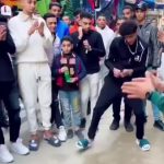 🇮🇹 Italie : QUI A INTÉRÊT À CE QUE ÇA CONTINUE ⁉️ Des Nord-Africains dansent au couteau près du Colisée devant des familles et touristes, lame brandie en pleine rue. Ce « prop culturel » exhibé sans gêne révèle le mépris concret pour l’ordre public que les flux incontrôlés ont installé.