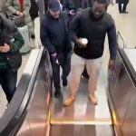 🇩🇪 Allemagne : À la gare centrale de Munich, un individu bloque l’escalator bondé en se plantant jambes écartées. Un homme âgé tente de passer : il le repousse tout sourire à la caméra. L’ordre public cède devant ces provocations sans riposte.