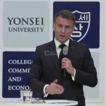🇫🇷 France : Macron en mode lâche absolu regrette que Trump ait bombardé le régime iranien menaçant le monde entier, déclarant qu’on ne règle rien par des bombes et qu’il faut respecter la souveraineté des peuples ! Ce clown ignore les dangers réels et les victimes du régime tyrannique, exposant la faiblesse européenne.