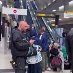 🇩🇪 Allemagne : Un islamiste menace ouvertement la police allemande. En quelques secondes, les agents le neutralisent sans état d’âme. Là où le récit officiel vante le vivre-ensemble, la réalité impose la fermeté pour protéger l’ordre public.