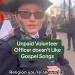 🇬🇧 Royaume-Uni : Une agente bénévole non rémunérée de la police britannique affirme que chanter des chants chrétiens dans la rue est interdit hors des terrains d’église, tout en rappelant l’article 9 sur la liberté de religion.