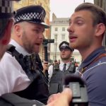 🇬🇧 Royaume-Uni : Un Britannique manifeste pacifiquement avec une pancarte affirmant que la maladie mentale reste une maladie mentale lors d’un Pride et se fait arrêter par 11 policiers. Au Royaume-Uni, les citoyens n’ont plus le droit de s’exprimer librement sur ces sujets.