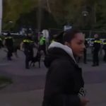 🇳🇱 Pays-Bas – 🇪🇺 Union européenne : la police anti-émeute matraque des manifestants contre un centre de réfugiés à Loosdrecht après jets de pétards et œufs ; deux arrestations, tandis que la politique d&rsquo;asile de l&rsquo;UE alimente les tensions locales.