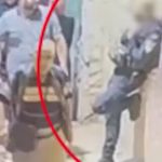 🇮🇱 Israël : À Jérusalem, une Palestinienne tente de poignarder un soldat israélien : elle rate son coup et se fait plaquer au sol d’un coup de pied. Réalité brute des agressions que l’on veut masquer.