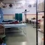 🇮🇳 Inde : Une ado de 14 ans hospitalisée à Rawatbhata grimpe aux murs, mouvements erratiques et sons étranges filmés, viral en quelques heures. Le personnel médical panique, entre cris de possession et diagnostic neurologique.
