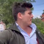 🇪🇸 Espagne : Vito Quiles interroge l’épouse de Sánchez sur les affaires de corruption en cours, se fait agresser physiquement par ses soutiens sans conséquence visible tandis que le journaliste est dénoncé comme agresseur.