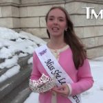 🇺🇸 États-Unis : Kayleigh Bush, couronnée Miss North Florida, perd son titre pour avoir refusé un contrat Miss America assimilant hommes opérés à des femmes. Elle invoque biologie et loi floridienne contre cette clause idéologique. L’organisation finit par réviser ses règles sous pression de l’État.