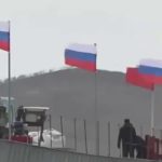 🇷🇺 Russie – 🇰🇵 Corée du Nord : La Russie et la Corée du Nord ont assemblé la dernière travée de leur premier pont routier sur le Tumen lors d’une cérémonie officielle : la circulation débutera en juin, six mois avant le calendrier initial. Malgré des années de sanctions, les deux pays concrétisent une liaison routière directe inédite.
