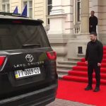 🇸🇪 Suède – 🇺🇦 Ukraine : ÉNORME 🚨 Vidéo de l’arrivée du roi Carl XVI Gustaf à Lviv montre Zelensky tendant la main sans réponse immédiate du monarque au regard froid et geste distant. Reuters et la présidence ukrainienne certifient pourtant poignée de main et rencontre chaleureuse : où passe la vérité ?