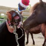 🇫🇷 France : Une vidéo partagée massivement montre une personne se comportant comme un cheval, après les cas documentés d&rsquo;identification à d&rsquo;autres espèces ou genres : cette extension de la fluidité identitaire révèle une contradiction dans les normes sociétales actuelles sur l&rsquo;auto-perception.