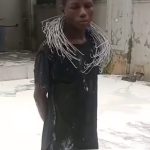 🇳🇬 Nigeria : INCROYABLE ‼️ Des voleurs nigérians dérobent 60 gallons de peinture valant des milliers de dollars sur un chantier inachevé, jettent tout le contenu pour revendre uniquement les contenants vides à 44 dollars. Une absurdité qui révèle le court-termisme au cœur des échecs de développement local.