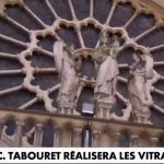 🇫🇷 France : Autorisation préfectorale affichée le 20 avril à Notre-Dame pour démonter six baies de Viollet-le-Duc, intactes depuis l’incendie de 2019 et restaurées, afin de les remplacer par les verrières contemporaines de Claire Tabouret. Malgré deux rejets unanimes de la Commission nationale du patrimoine et 335 743 signatures de pétition, l’exécutif engage 4 millions d’euros publics dans un projet explicitement voulu pour « inscrire la cathédrale dans le XXIe siècle ».