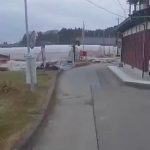 🇯🇵 Japon : Séisme de 7,4 au large d&rsquo;Iwate : alerte tsunami activée pour vagues de 3 mètres, évacuations lancées sans délai et vague de 80 cm observée. L&rsquo;agence révise à la hausse et prévient d&rsquo;un risque accru de méga-séisme : la vigilance nationale paie, mais le coût reste sur le contribuable.