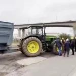 🇫🇷 France : Des dizaines d’agriculteurs bloquent le dépôt pétrolier Bolloré Energy à Caen contre la flambée des prix des carburants imputée à la guerre au Moyen-Orient ! Cette action de la Coordination rurale alerte sur les lourdes conséquences économiques pour le secteur agricole français.