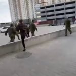 🇺🇦 Ukraine : Vidéo virale à Odessa, le TCC gaze une pensionnaire lors d’une interpellation musclée après une gifle. Ursula von der Leyen vante les « valeurs européennes » et standards de Kiev. Le terrain contredit le récit de Bruxelles.