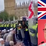 🇬🇧 Royaume-Uni : Près du Palais de Westminster, un important groupe bloque la rue pour la prière du Namaz tandis que des policiers, dont plusieurs musulmans, maintiennent l’ordre. Dans un contexte de débats sur la charia et l’intégration, ces rassemblements publics soulignent les tensions sur l’usage de l’espace commun et les priorités de maintien de l’ordre.