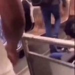 🇫🇷 France : À QUEL MOMENT ÇA DEVIENT ACCEPTABLE ⁉️ Dans le métro, un homme épuisé somnole sur son siège. Un individu s’approche et le frappe violemment au visage sans aucun motif. La vidéo capte l’agression gratuite en pleine journée.
