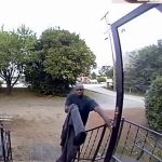 🇺🇸 États-Unis : En Caroline du Sud, Sean Xavier Hubbard tire à la chevrotine à travers la porte d&rsquo;une maison en plein jour. La police alertée le cherche sans succès. Il revient le soir même et abat Camariya Tidwell, 19 ans, dehors chez elle. Malgré plusieurs incidents en cinq jours.