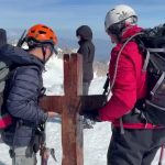 🇫🇷 France – 🇪🇸 Espagne : La croix du Pic d’Aneto, toit des Pyrénées, volée en avril puis sectionnée à la meuleuse deux semaines après sa réinstallation par Maël, Français de 18 ans. Des alpinistes espagnols la récupèrent et la remettent en place, pendant que les autorités restent absentes face aux attaques répétées.