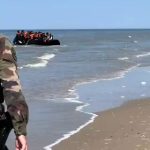 🇫🇷 France : Gendarmes bloquent un bateau pneumatique rempli de clandestins sur la plage d’Hardelot, Pas-de-Calais, pour empêcher la traversée vers l’Angleterre. Les migrants restent sur le sol français tandis que le flux des départs se poursuit.