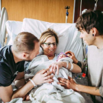🇺🇸 États-Unis : À 61 ans, une mère porte son propre petit-enfant conçu avec le sperme de son fils gay et les ovules de la sœur du conjoint. La grand-mère accouche naturellement de sa petite-fille.