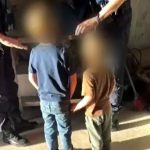 🇫🇷 France – 🇵🇹 Portugal : Deux garçons français de 3 et 5 ans retrouvés seuls au bord d’une route près de Lisbonne, abandonnés par leur mère et son compagnon après avoir eu les yeux bandés dans la forêt sous prétexte de « chercher un jouet ».