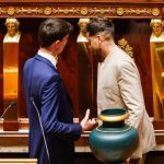 🇫🇷 France : 8 mai à Avignon, le maire Olivier Galzi (DVD) refuse la main du député LFI Raphaël Arnault, symbole de la Jeune Garde violente, pour cohérence républicaine face à la loi du plus fort. La gauche s’indigne. Mais les LFI boycottent systématiquement les RN à l’Assemblée sans broncher. Double standard.