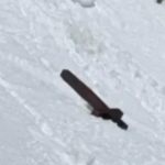 🇫🇷 France – 🇪🇸 Espagne : Maël, 18 ans, Français, gravit seul le pic d’Aneto pour y réinstaller une croix en bois après le vol de l’originale en avril. Deux semaines plus tard, des vandales la détruisent à nouveau. L’héritage chrétien des Pyrénées est-il condamné aux attaques impunies ?