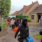 🇫🇷 France : À Calais, des migrants déambulent en plein jour gilets de sauvetage à la main, prêts pour la traversée vers le Royaume-Uni. Des années de politiques d’accueil et de frontières poreuses financées par le contribuable aboutissent à cette scène quotidienne sans contrôle réel.