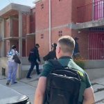 🇪🇸 Espagne – 🇨🇴 Colombie : Un retraité aveugle d’Ubrique torturé à plus de 70 coups de couteau pour sa combinaison de coffre-fort par un Colombien en situation irrégulière et sa mère, compagne de la victime, qui ont fui en Colombie avant leur arrestation.