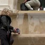 🇫🇷 France : Des militants pro-Palestine teignent une fontaine parisienne en rouge pour Gaza sans poursuites visibles, quand l’Action française avait été condamnée à des amendes pour une action identique sur une fontaine en Vendée en 2024.
