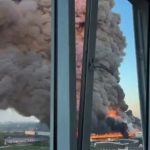 🇺🇦 Ukraine : L’attaque russe nocturne sur un entrepôt à Kiev révèle un incendie massif avec explosions secondaires intenses, suggérant du matériel militaire stocké. Qualifié de centre commercial par l’Ukraine, il était selon Moscou un centre logistique OTAN pour drones et missiles : l’OTAN militarise-t-elle des sites civils en pleine capitale ?