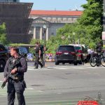 🇺🇸 États-Unis : INCROYABLE ‼️ Un individu armé abattu par les forces de l&rsquo;ordre près du Washington Monument, entraînant le confinement immédiat de la Maison Blanche. Les menaces concrètes contre Trump s&rsquo;accumulent sans relâche.