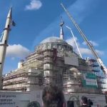 🇫🇷 France : À Strasbourg, la plus grande mosquée d’Europe sort de terre, financée à hauteur de 32 millions d’euros par la Turquie et le Qatar. Un symbole de puissance islamique financé par des États étrangers, aux portes du Parlement européen.