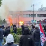 🇳🇱 Pays-Bas : Des habitants de Loosdrecht mettent le feu aux abords d’un ancien hôtel de ville reconverti en centre d’accueil pour demandeurs d’asile, lancent des feux d’artifice et exigent le retour des migrants. « Nous n’avons pas été entendus. »