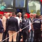 🇪🇸 Espagne : ON NOUS PREND POUR DES IDIOTS OU C’EST MOI ⁉️ Le gouvernement espagnol pose devant le bus aux portes ouvertes rempli de passagers suspects de hantavirus, tandis que les touristes restent confinés à l’intérieur en EPI complet et masques. Le gouvernement du postureo expose sa gestion de crise.