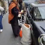 🇫🇷 France : À Paris, sandwich guinéen à 5€ préparé mains nues sur le trottoir, zéro contrôle hygiène, pendant que les restaurateurs français croulent sous les normes et les charges.
